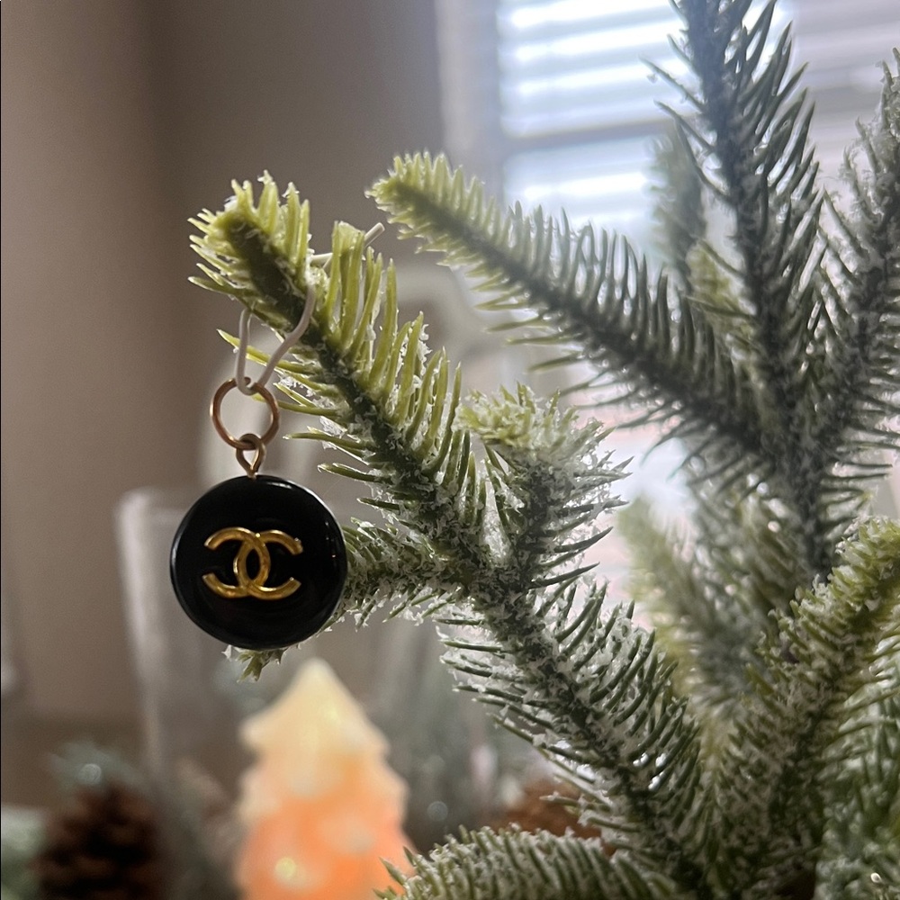 CHANEL Black and Gold vintage zipper pull round pendant
